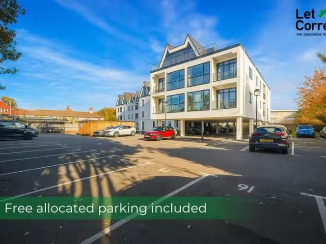 Apartment for rent in Row Town, Surrey