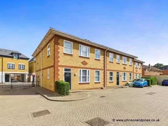 Apartment for rent in Row Town, Surrey