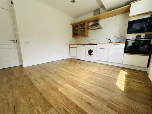 House for rent in Kingswood, School House