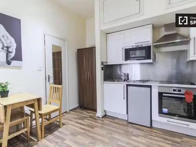 Apartment for rent in Brondesbury, Greater London