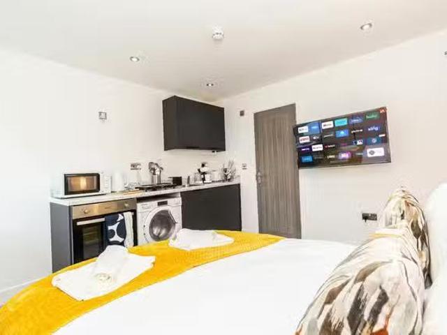 Apartment for rent in Furzedown, Greater London