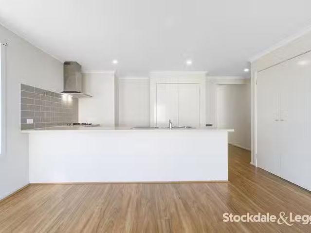 House for rent in Churchill, Victoria