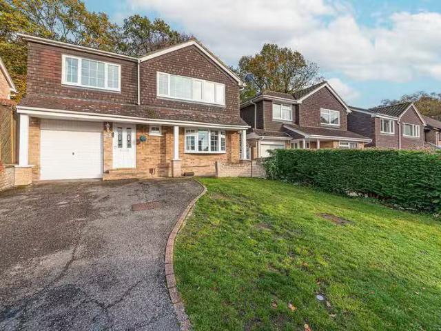 House for rent in Heol-las, Surrey