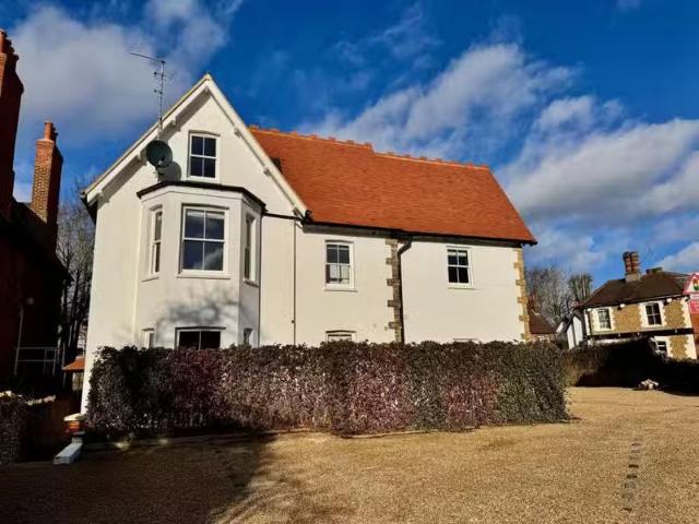 House for rent in Merrow, Guildford