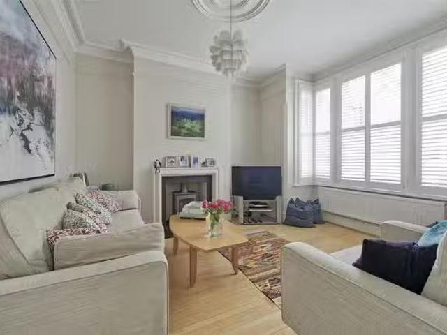 Apartment for rent in Furzedown, Greater London