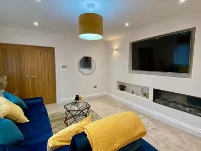 Apartment for rent in Carr Manor, Moor Allerton