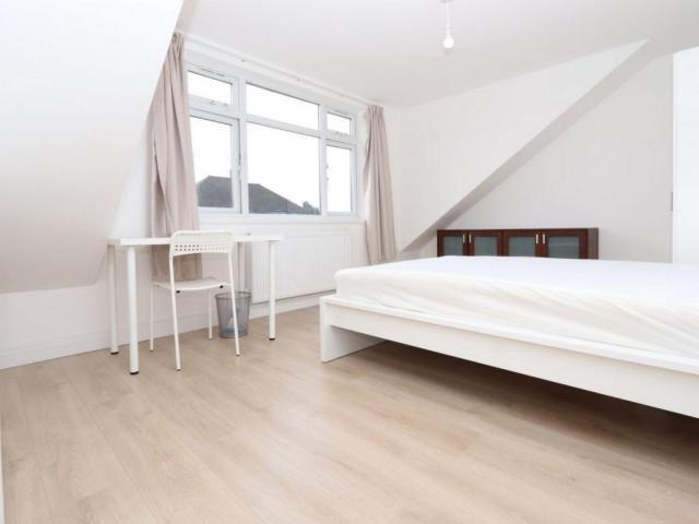 Room for rent in Clayhall, Greater London