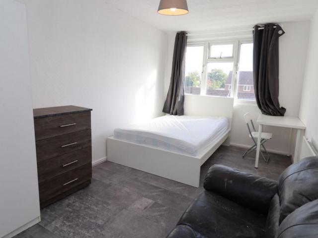 Room for rent in Hainault, Greater London