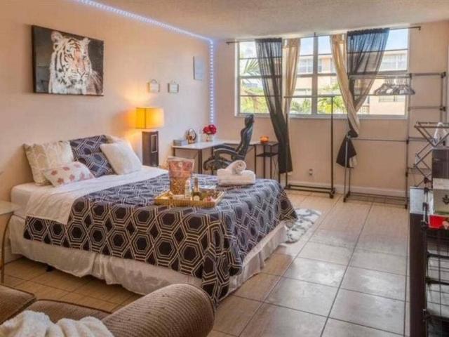 Room for rent in Hallandale, Florida
