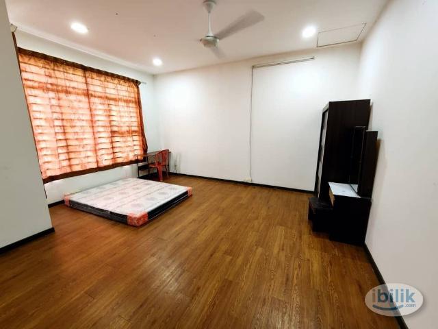 Room for rent in Petaling, Alam Impian