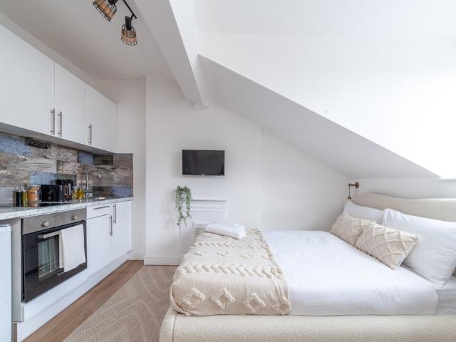 Studio for rent in Brownswood Park, Stoke Newington