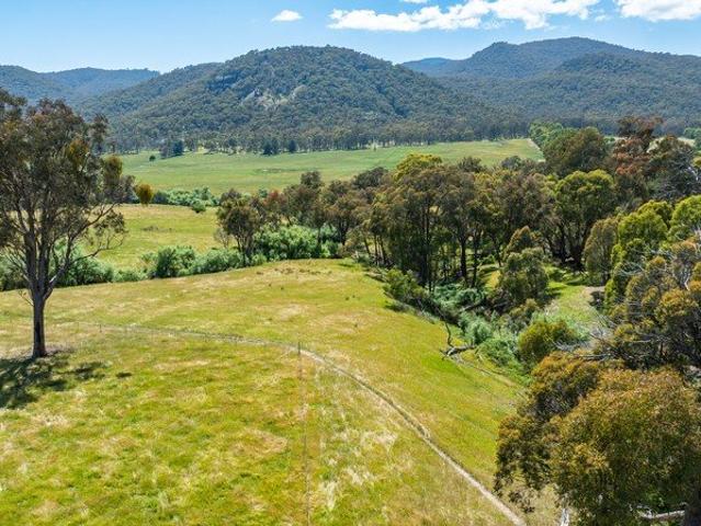 Cottage for sale in Mudgegonga, Victoria