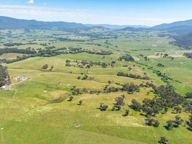 Cottage for sale in Mudgegonga, Victoria