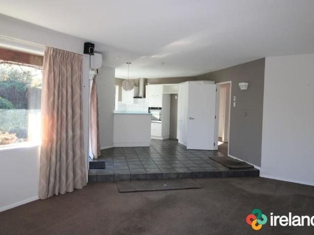 Townhouse for rent in Chaslands, Canterbury