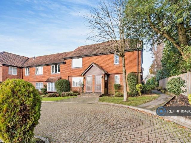 Apartment for rent in Northwood, Greater London