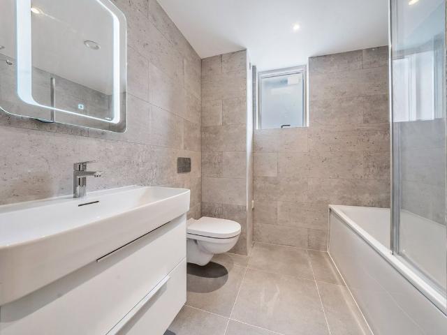 Apartment for rent in London Borough of Merton, Merton Park