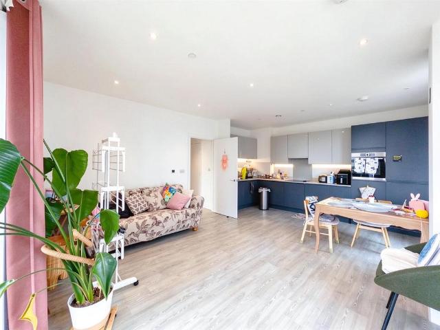 Apartment for rent in Southmere, Greater London