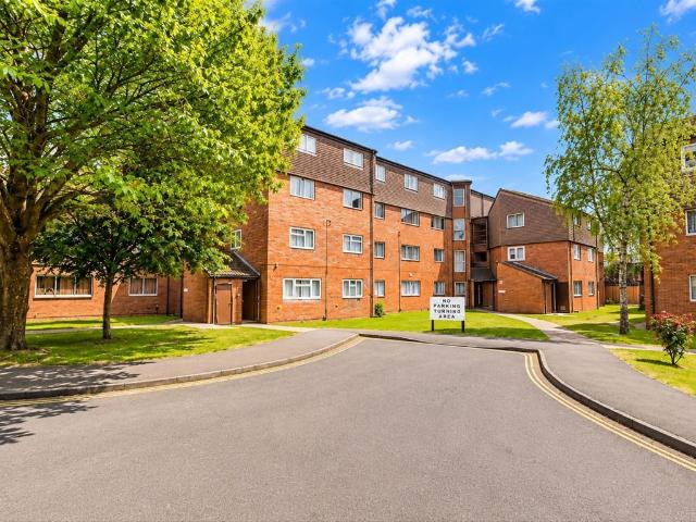 Apartment for rent in Vicarage Farm, Greater London