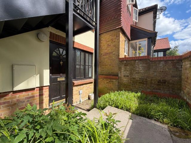 Studio for rent in Hatching Green, Five Acres