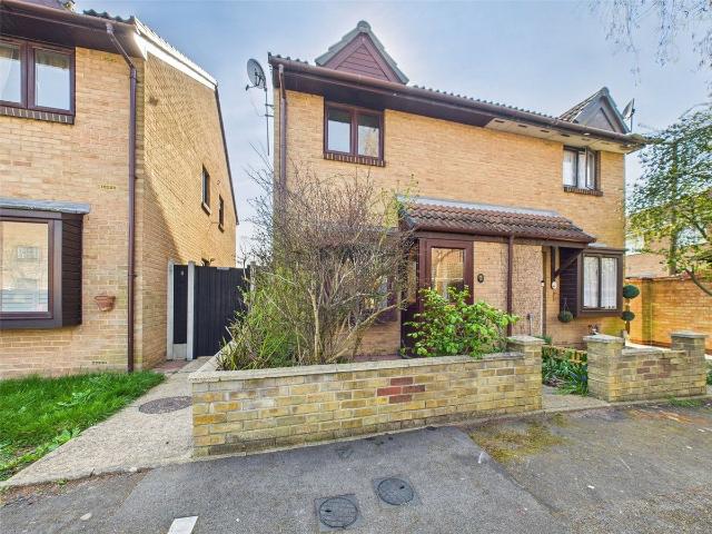 House for rent in Elm Park, Greater London