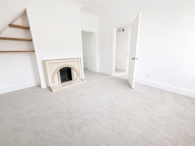 Apartment for rent in Old Dean, Heol-las