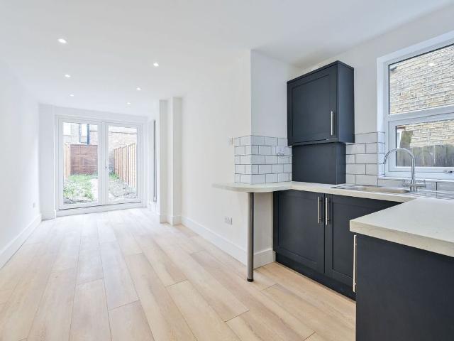 Apartment for rent in Furzedown, Greater London