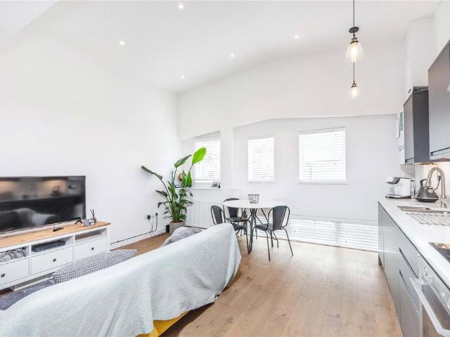 Apartment for rent in London Borough of Merton, Raynes Park