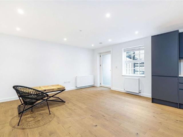 Apartment for rent in London Borough of Merton, Cat Hill