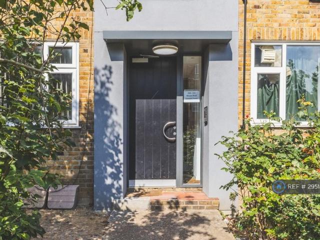 Apartment for rent in London Borough of Merton, Raynes Park