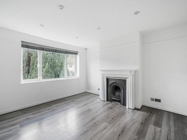 Apartment for rent in Elmstead, Greater London