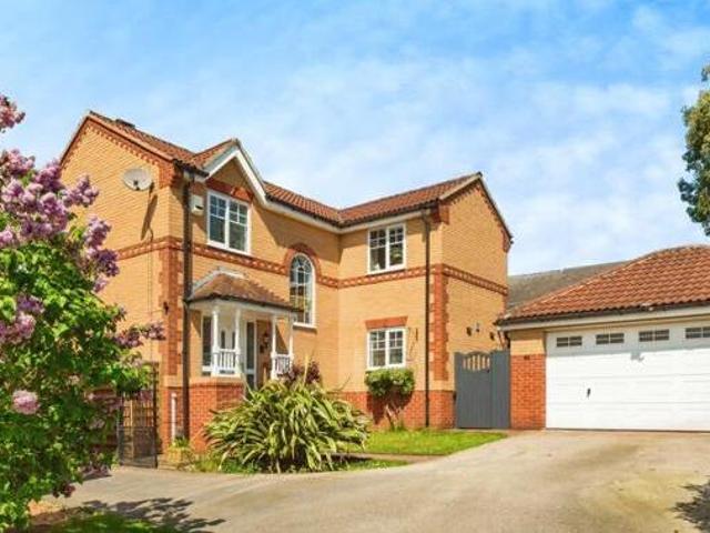 House for sale in Mapplewell, South Yorkshire