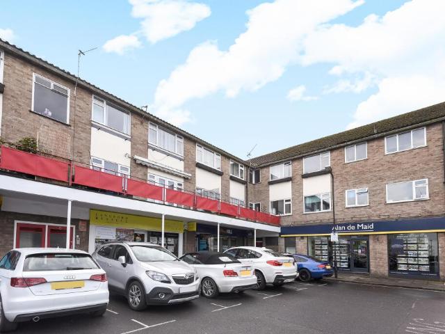 Apartment for rent in Farnborough Park, Greater London