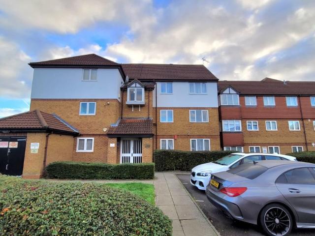 Apartment for rent in Broadfields, Greater London