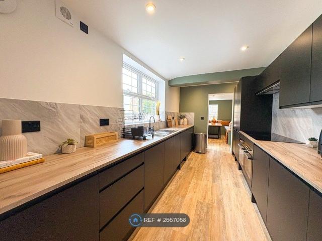Room for rent in Kings Barton, Gloucester