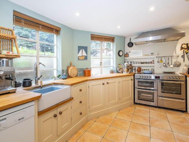 Apartment for rent in London Borough of Merton, Raynes Park
