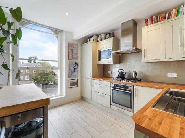 Apartment for rent in London Borough of Merton, Raynes Park