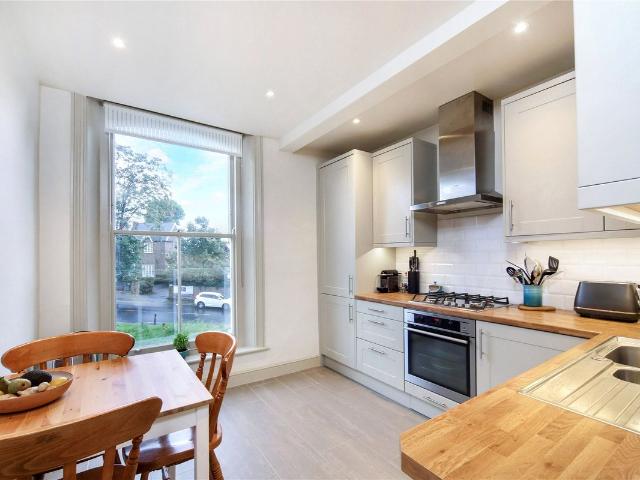 Apartment for rent in London Borough of Merton, Raynes Park