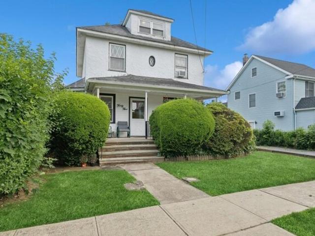 House for sale in Albertson
