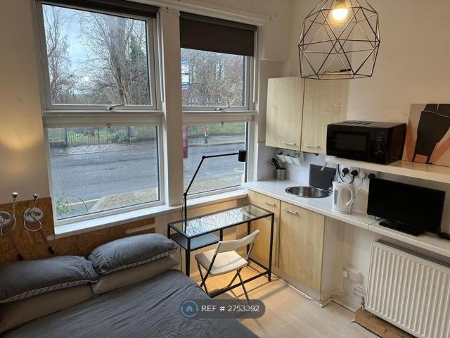 Studio for rent in West Yorkshire