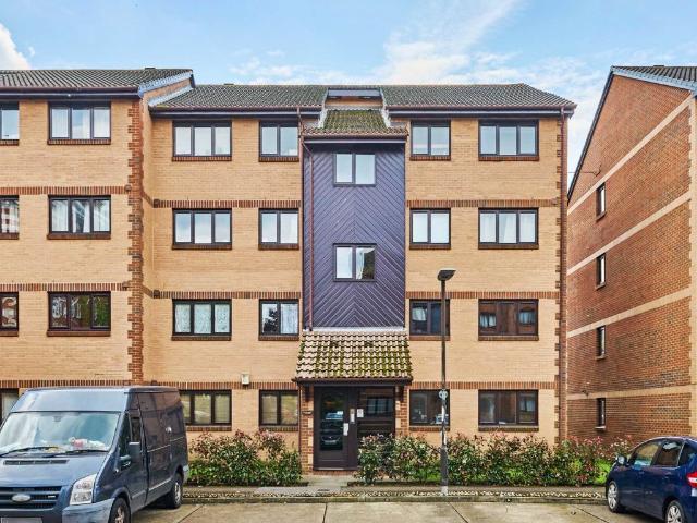 Apartment for rent in London Borough of Merton, Merton Park