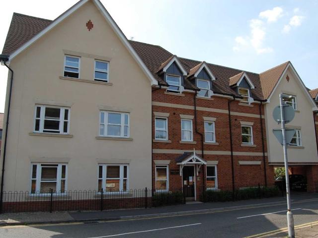 Apartment for rent in Row Town, Surrey