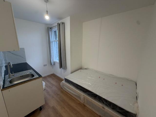 Studio for rent in London Borough of Croydon, Greater London