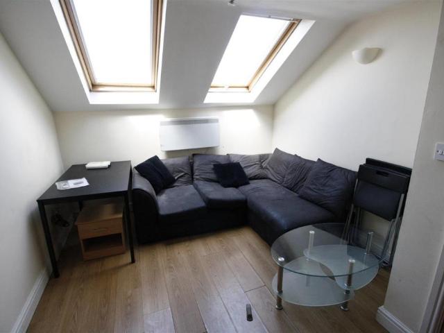 Apartment for rent in Plasnewydd, Falcon Lodge