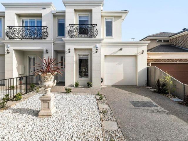 Townhouse for sale in Niddrie, Melbourne