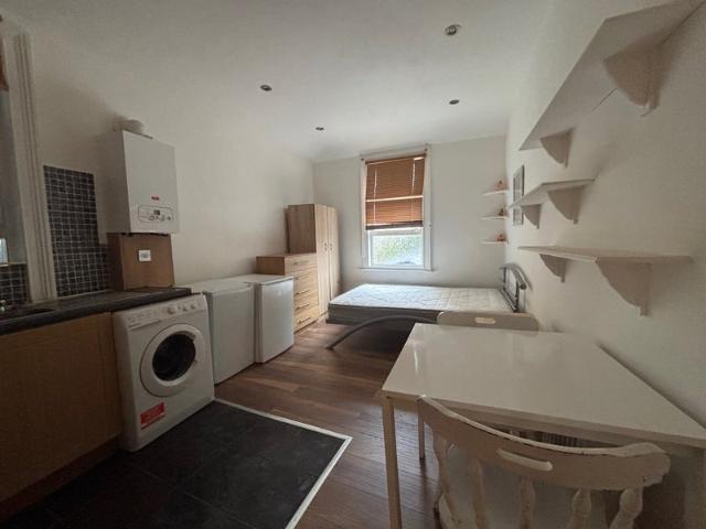 Studio for rent in Willesden Green, Greater London