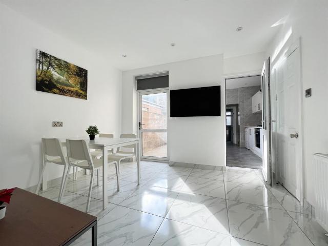 Apartment for rent in Plasnewydd, Falcon Lodge