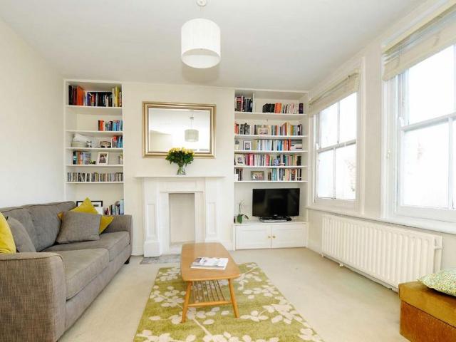 Apartment for rent in Furzedown, Greater London