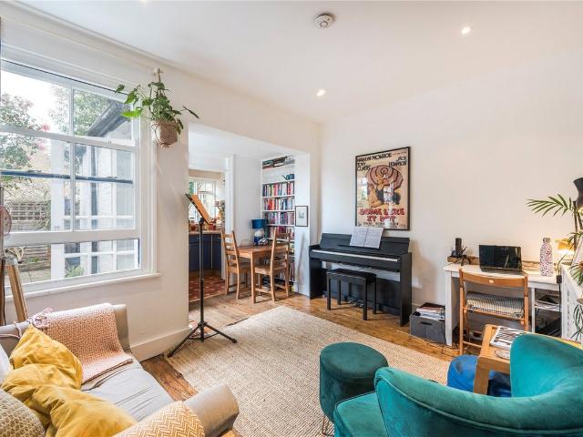 Apartment for rent in Furzedown, Greater London