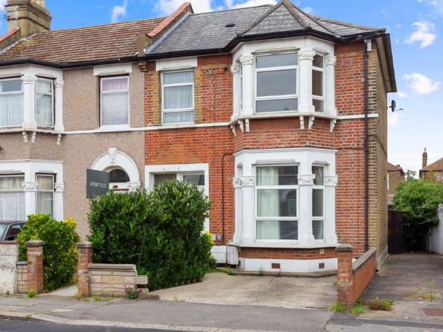 Apartment for rent in Seven Kings, Greater London
