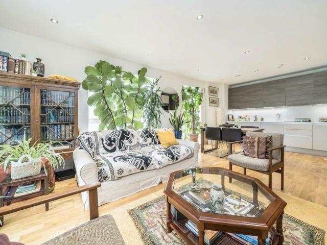 Apartment for rent in Holloway, Cat Hill